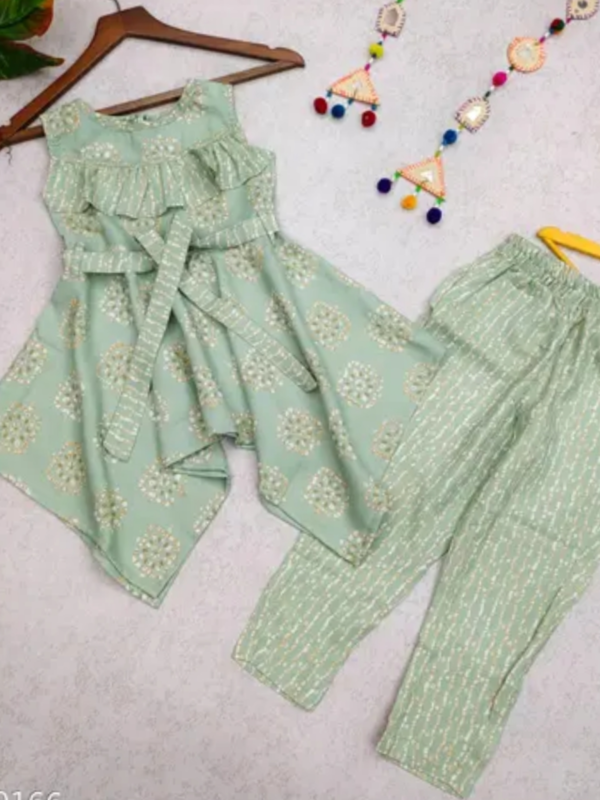 Girls Designer Kurta Setsop op Fabric: