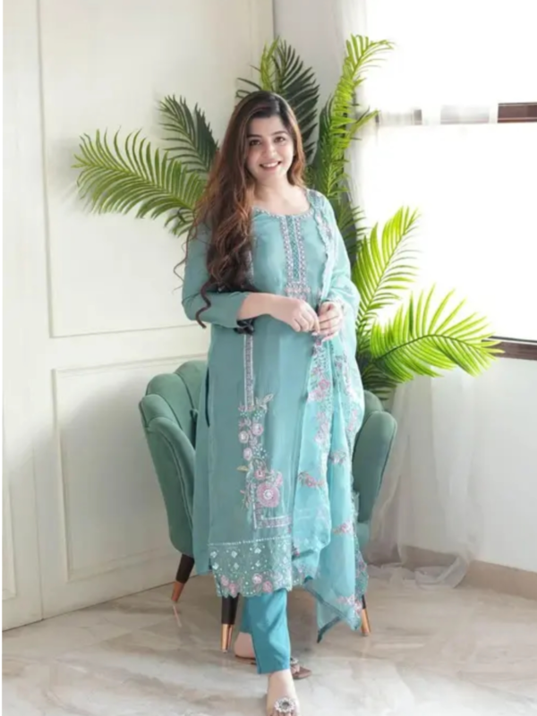 LATEST DESIGNER KURTA SET WITH