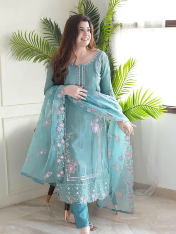 LATEST DESIGNER KURTA SET WITH