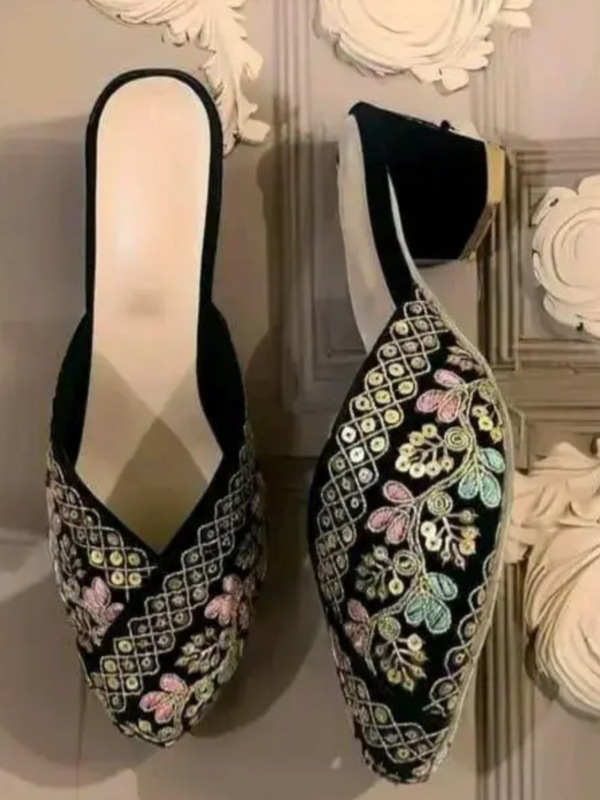 Elegant Black Jutti – Traditional Style with Modern Comfort