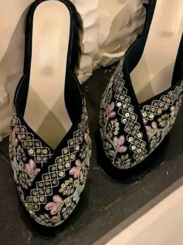 Elegant Black Jutti – Traditional Style with Modern Comfort