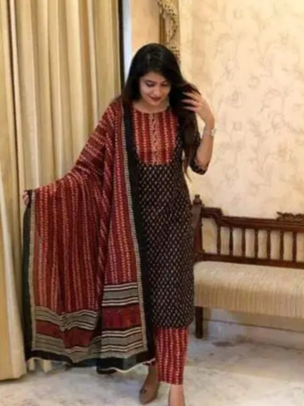 black maroon woman printed kur