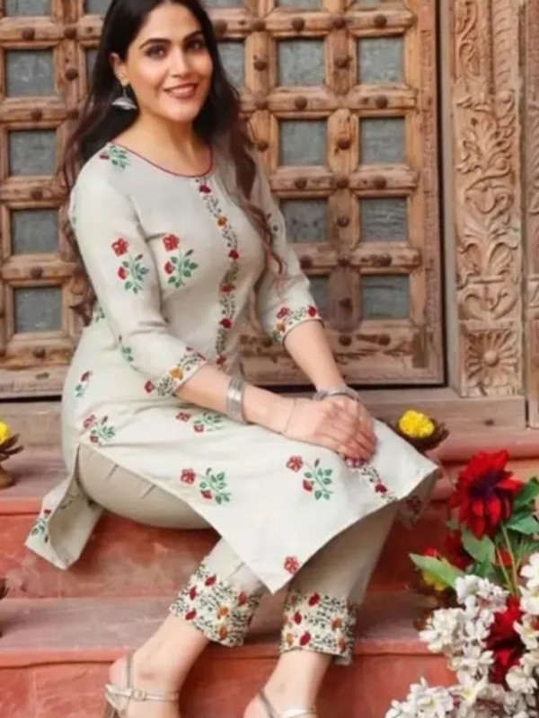 WOMEN KURTA SET WITH EMRODARY
