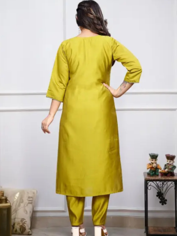 Women’s Embrodairy kurta seat With